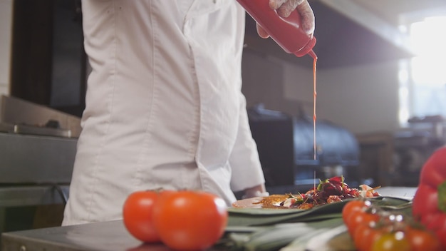 Kucharz mieszający sos